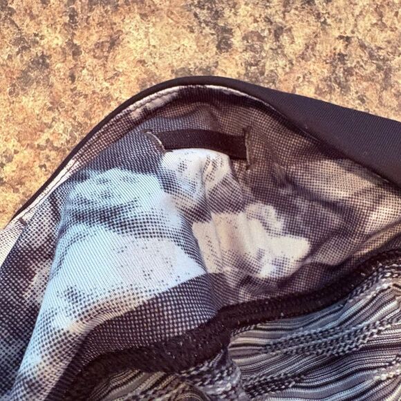 Lululemon Gray And Black Wavy Print Crops Size 4 - Picture 6 of 8